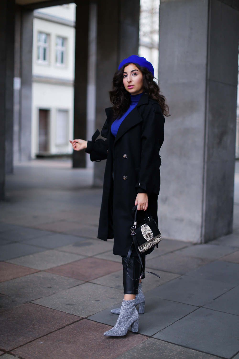 blue beret paperbag leather pants glitter sock boots outfit winter look streetstyle fashion modeblog berlin blog samieze-7