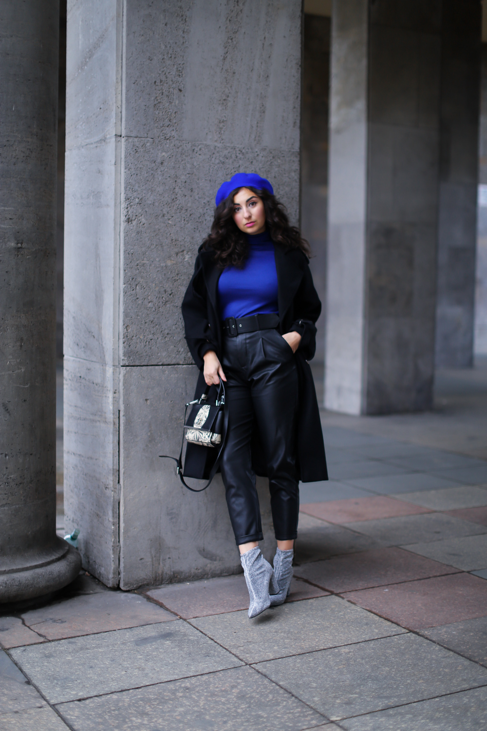 blue beret paperbag leather pants glitter sock boots outfit winter look streetstyle fashion modeblog berlin blog samieze-7