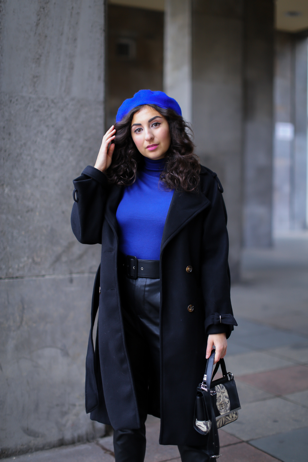 blue beret paperback leather pants glitter sock boots outfit winter look streetstyle fashion modeblog berlin blog samieze-7