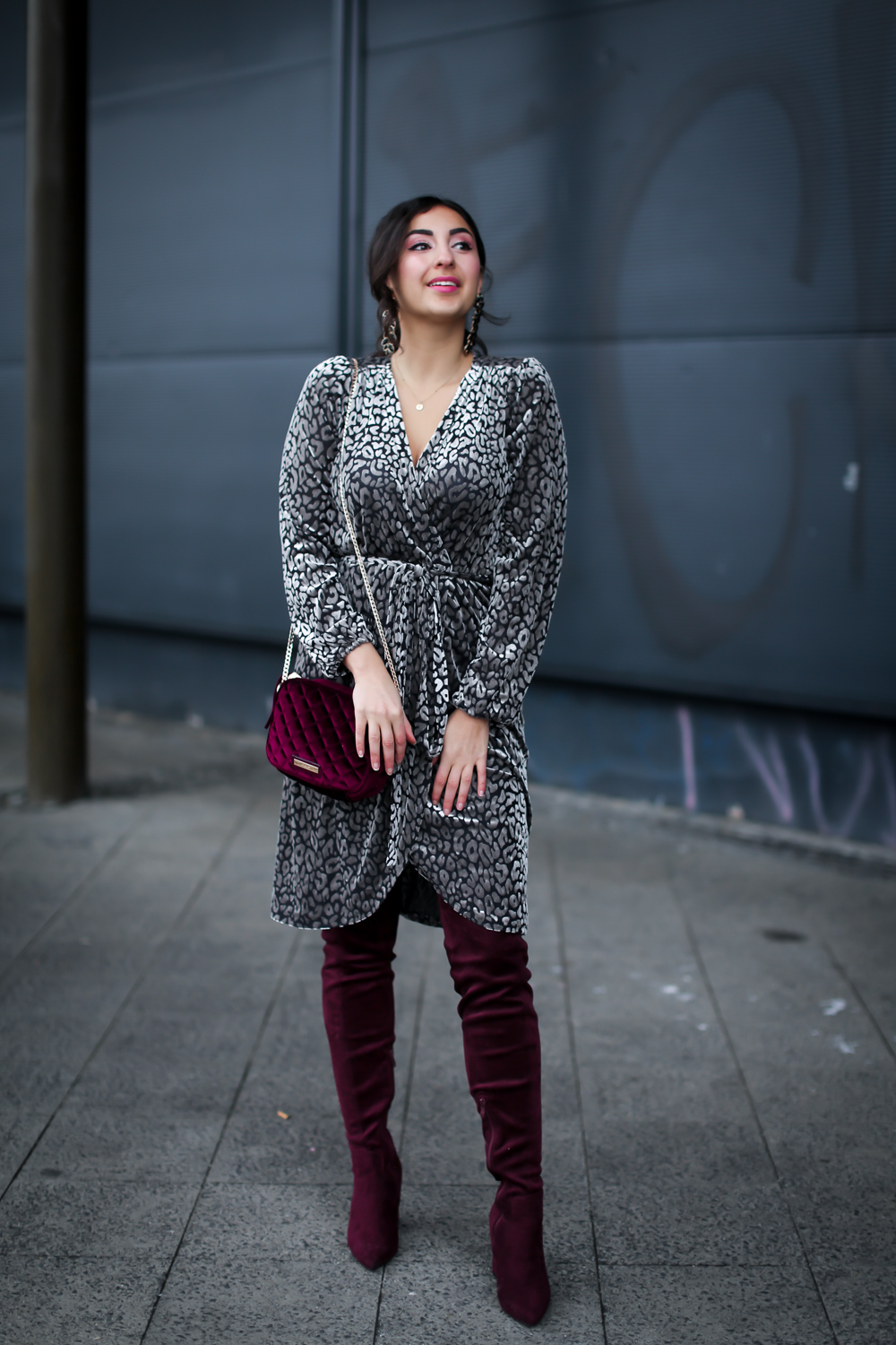 christmas look festive style 2018 velvet wrap dress leoprint loavies overknees outfit winter look streetstyle fashion modeblog berlin blog samieze