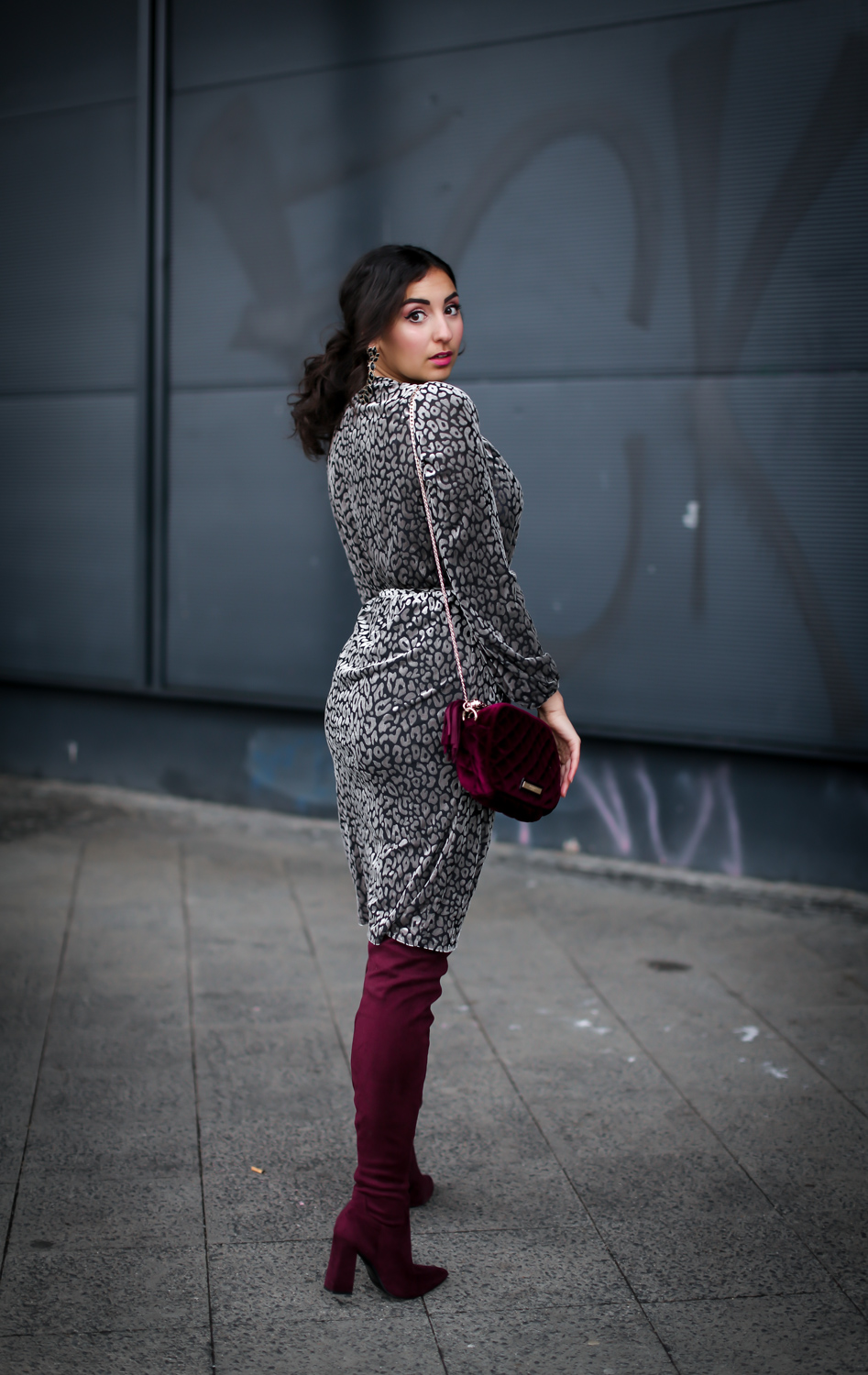 christmas look festive style 2018 velvet wrap dress leoprint loavies overknees outfit winter look streetstyle fashion modeblog berlin blog samieze