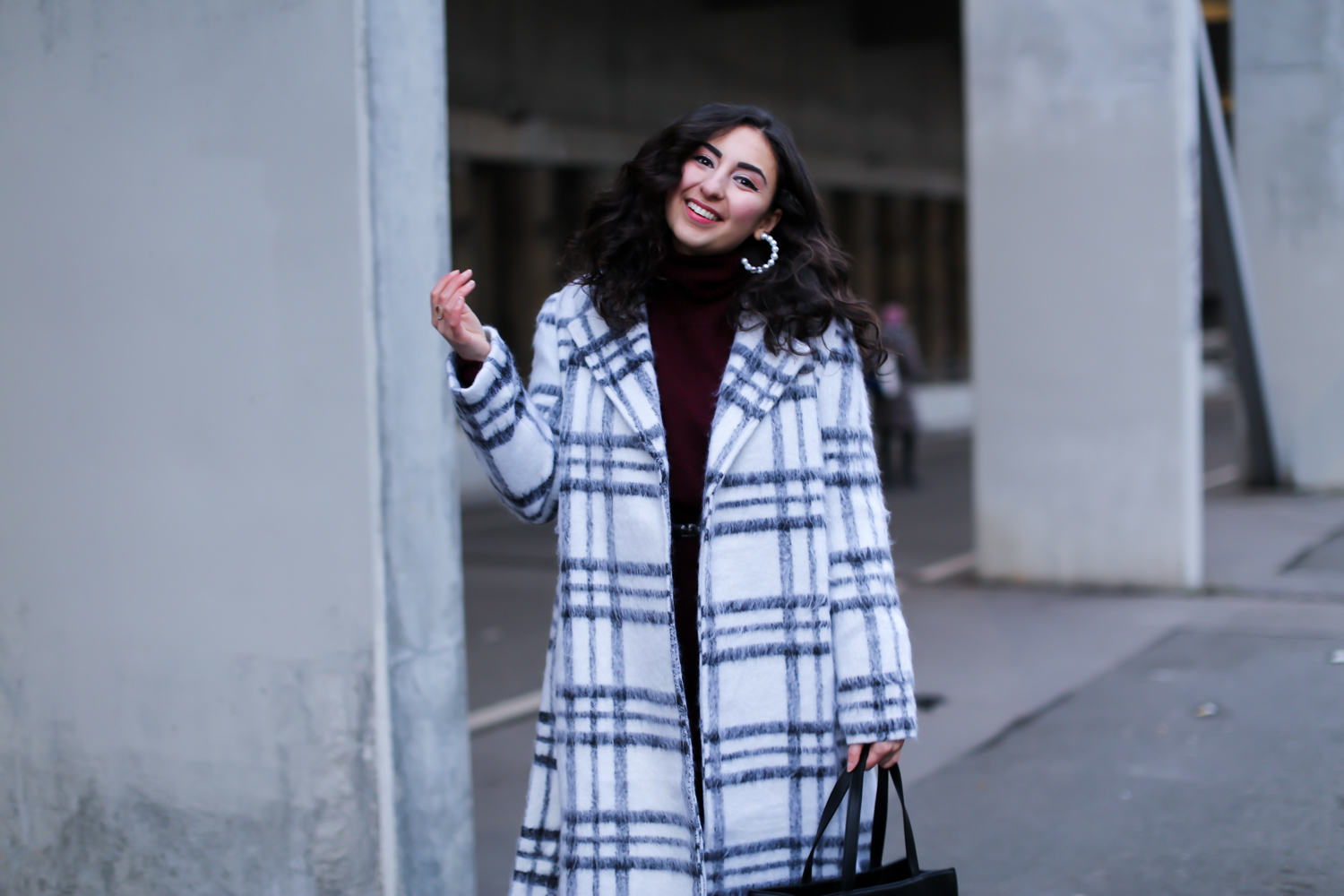 white coat outfit nakd oversize mantel burgundy knit dress overknees winter looke-39