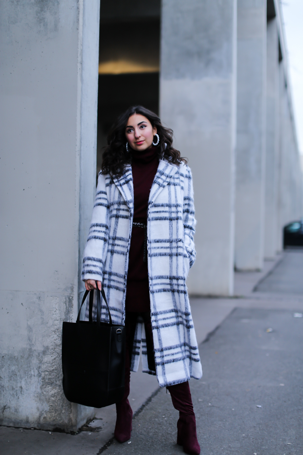 white coat outfit nakd oversize mantel burgundy knit dress overknees winter looke-39