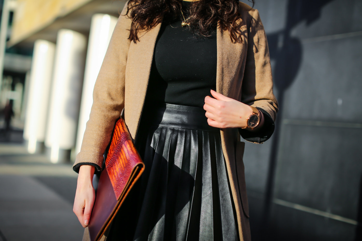 pleated leather mini skirt spring outfit dot tights camel coat samieze winter look frühling fashionblog berlin-13