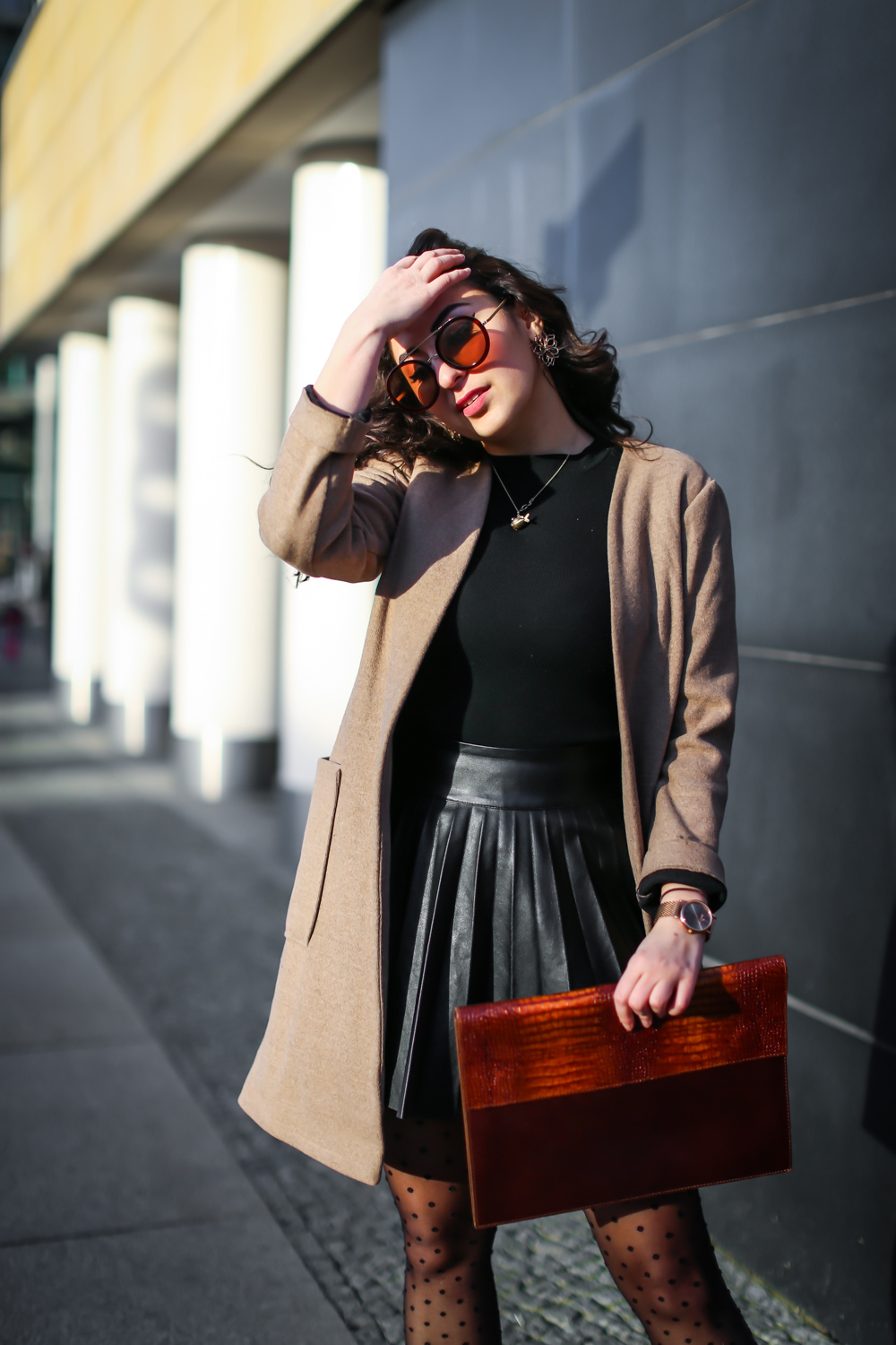 pleated leather mini skirt spring outfit dot tights camel coat samieze winter look frühling fashionblog berlin-9