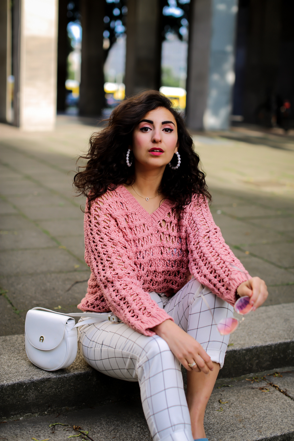 chiquelle pink sweater white pants mango chic summer look pantoletten stylen 2019 frühlingslook fashionblog modeblog berlin-11
