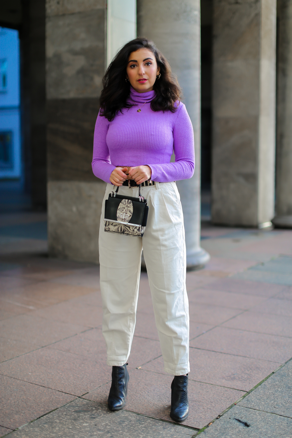 white baggy pants crop sweater lilac stylish denim trend outfit blogger bershka preppy chic samieze fashionblog modeblog berlin-10