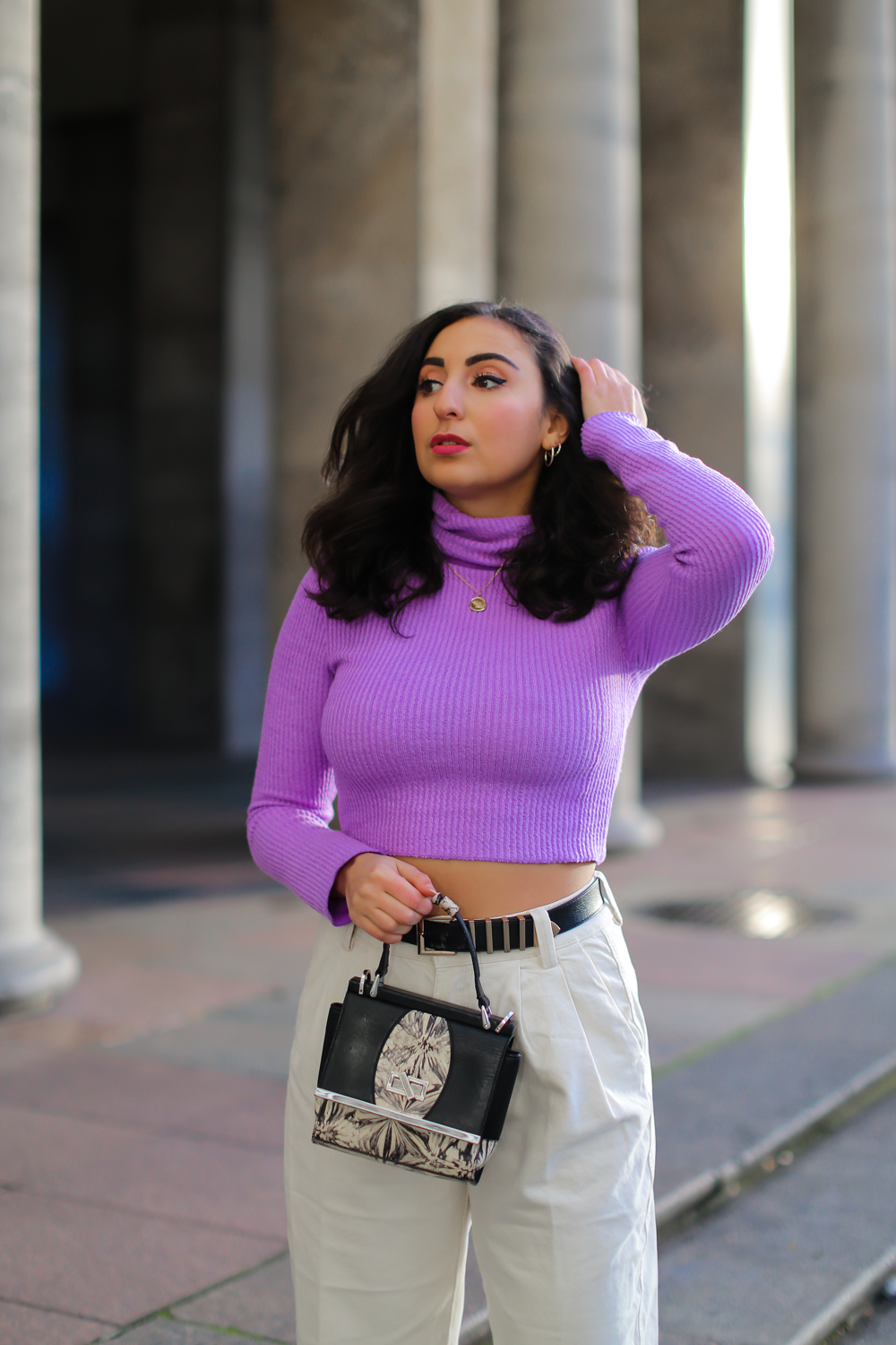 white baggy pants crop sweater lilac stylish denim trend outfit blogger bershka preppy chic samieze fashionblog modeblog berlin-10
