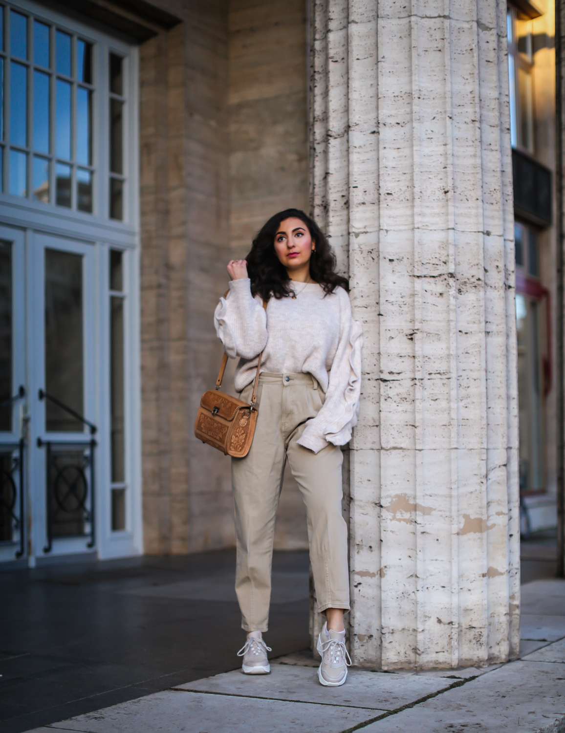 all beige outfit sache dad sneakers outfit baggy jeans slouchy pants casual streetstyle loavies ruffled sweater winterlook spring style 2020 berlin-3
