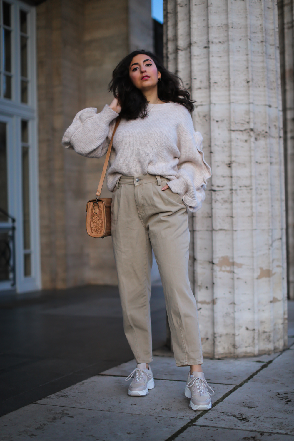 all beige outfit sache dad sneakers outfit baggy jeans slouchy pants casual streetstyle loavies ruffled sweater winterlook spring style 2020 berlin-3