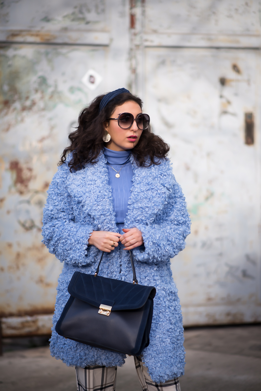 blue fluffy coat winter fashion week streetstyle all blue outfit samieze modeblog spring style 2020 berlin