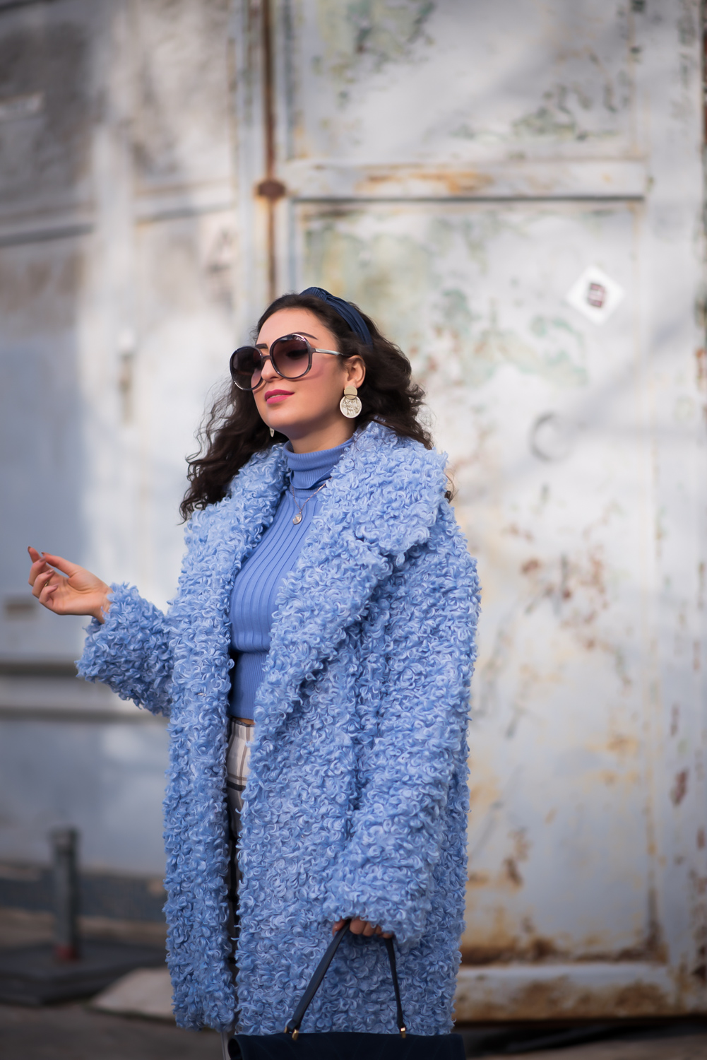 blue fluffy coat winter fashion week streetstyle all blue outfit samieze modeblog spring style 2020 berlin