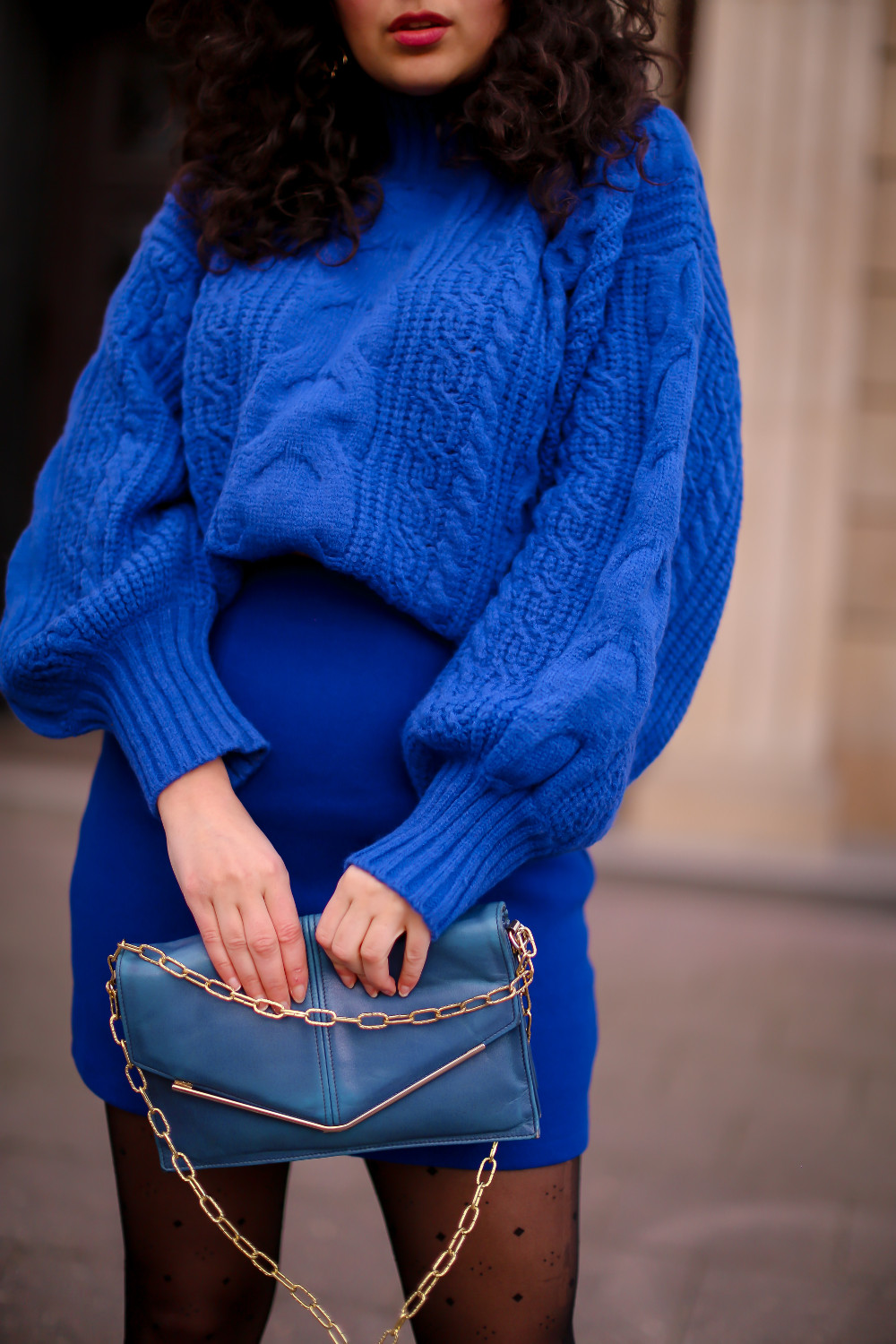 all blue winterlook oversize sweater and mini skirt preppy chic combination fashion 2020 winter