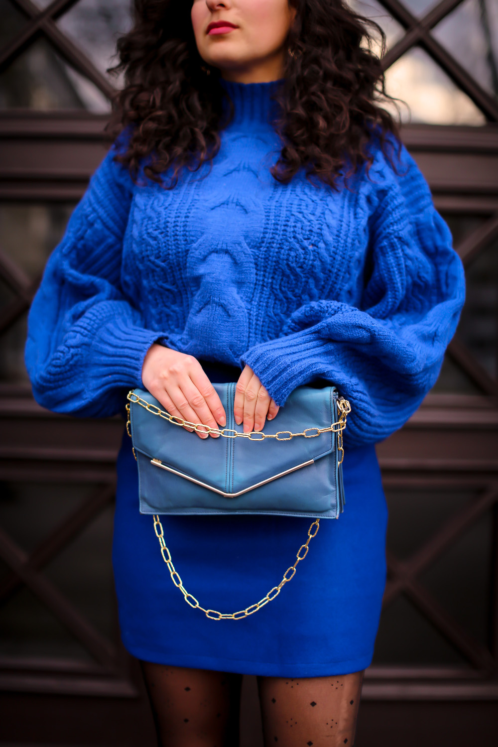 all blue winterlook oversize sweater and mini skirt preppy chic combination fashion 2020 winter