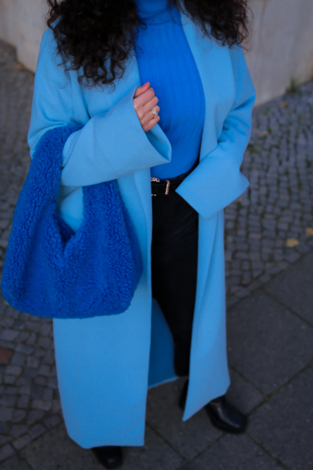 Blue Oversized Coat Samieze Modeblog Berlin Winterlook 2022 winter style 2023 blautöne combining shades of blue teddy bag