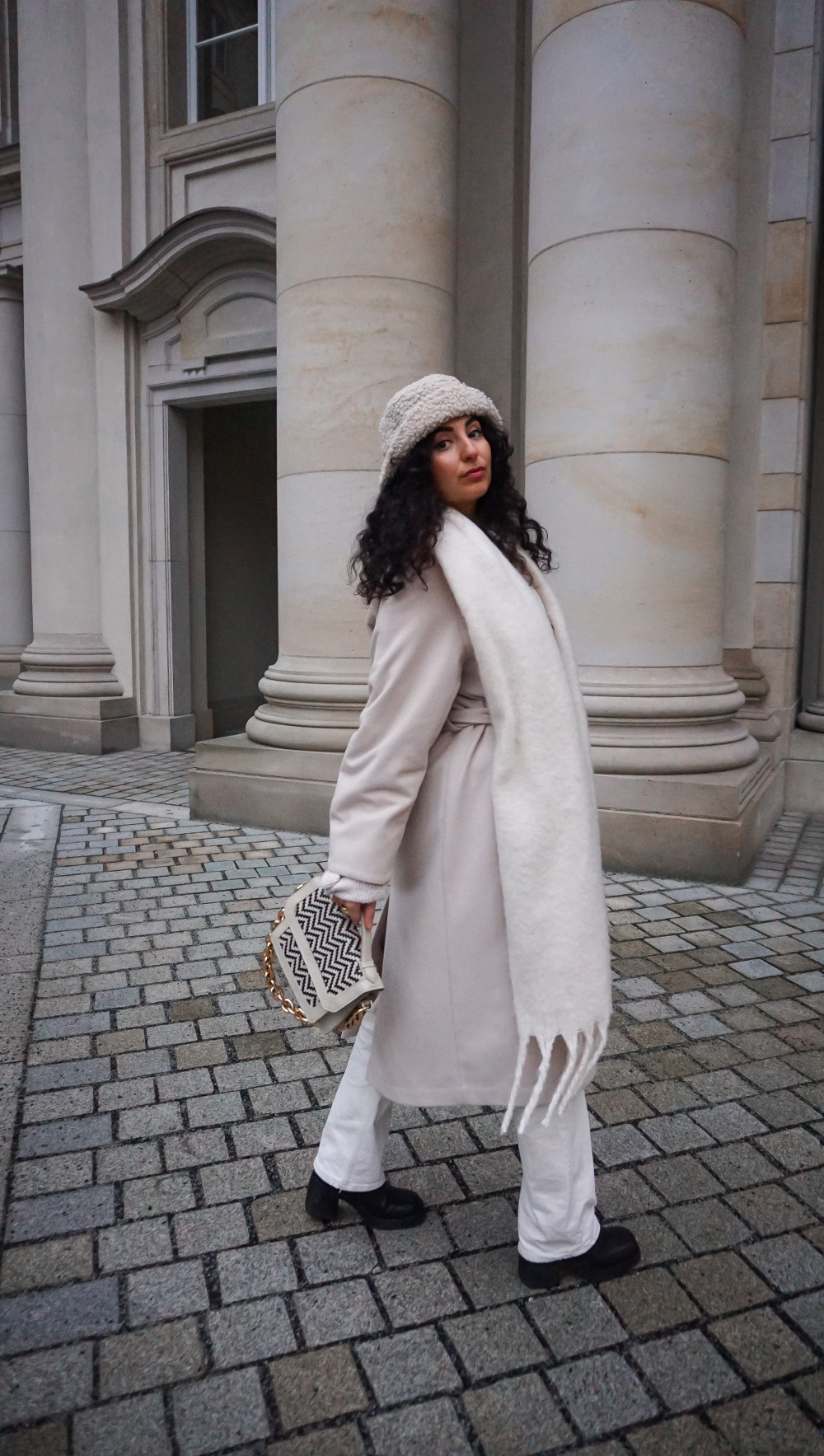 all white winter style samieze blog fluffy bucket hat style berlin blogger white coat