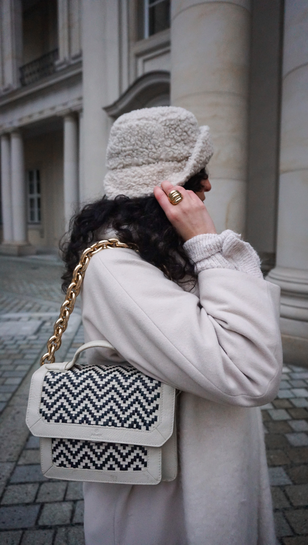 all white winter style samieze blog fluffy bucket hat style berlin blogger white coat