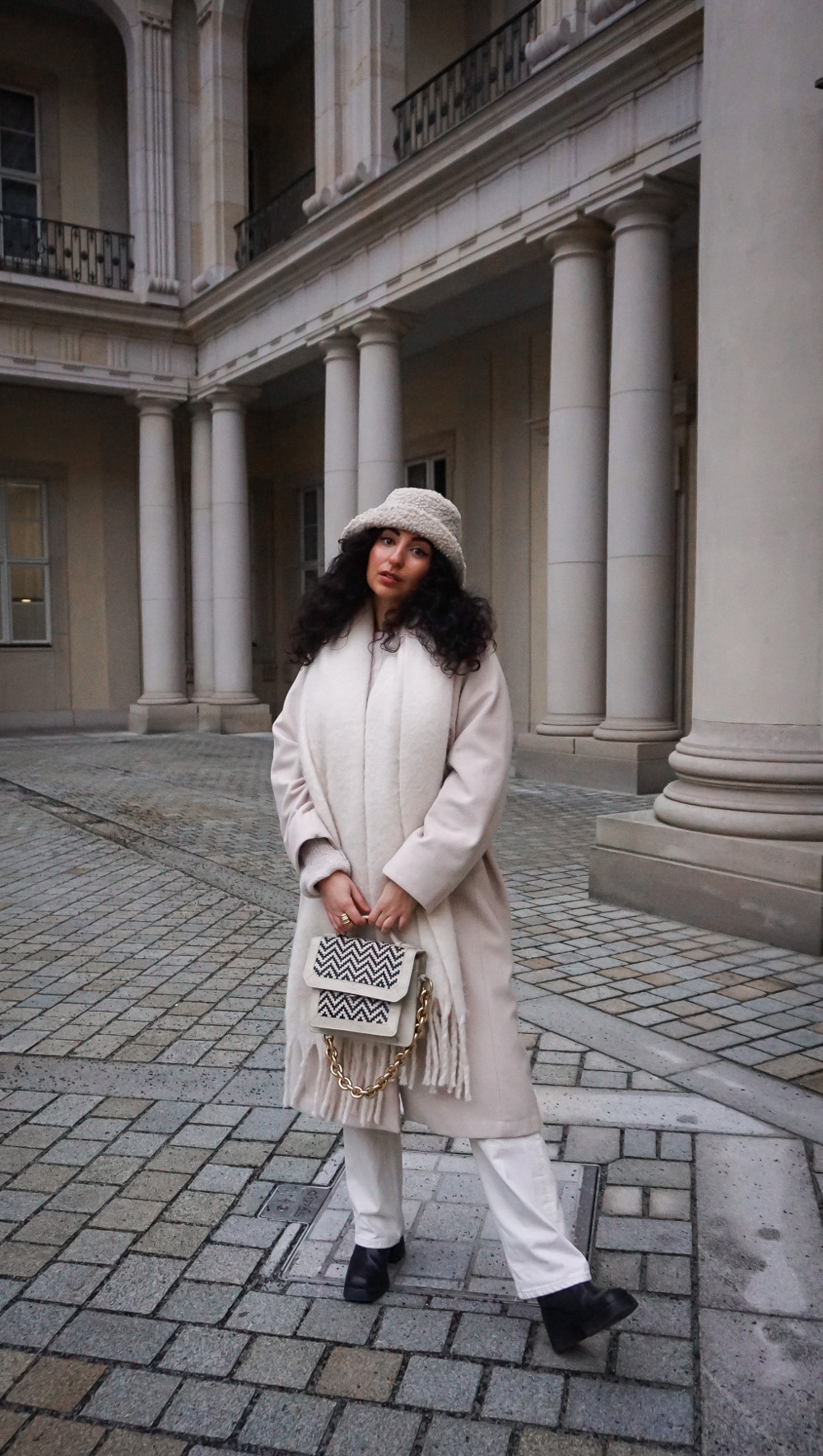 all white winter style samieze blog fluffy bucket hat style berlin blogger white coat 