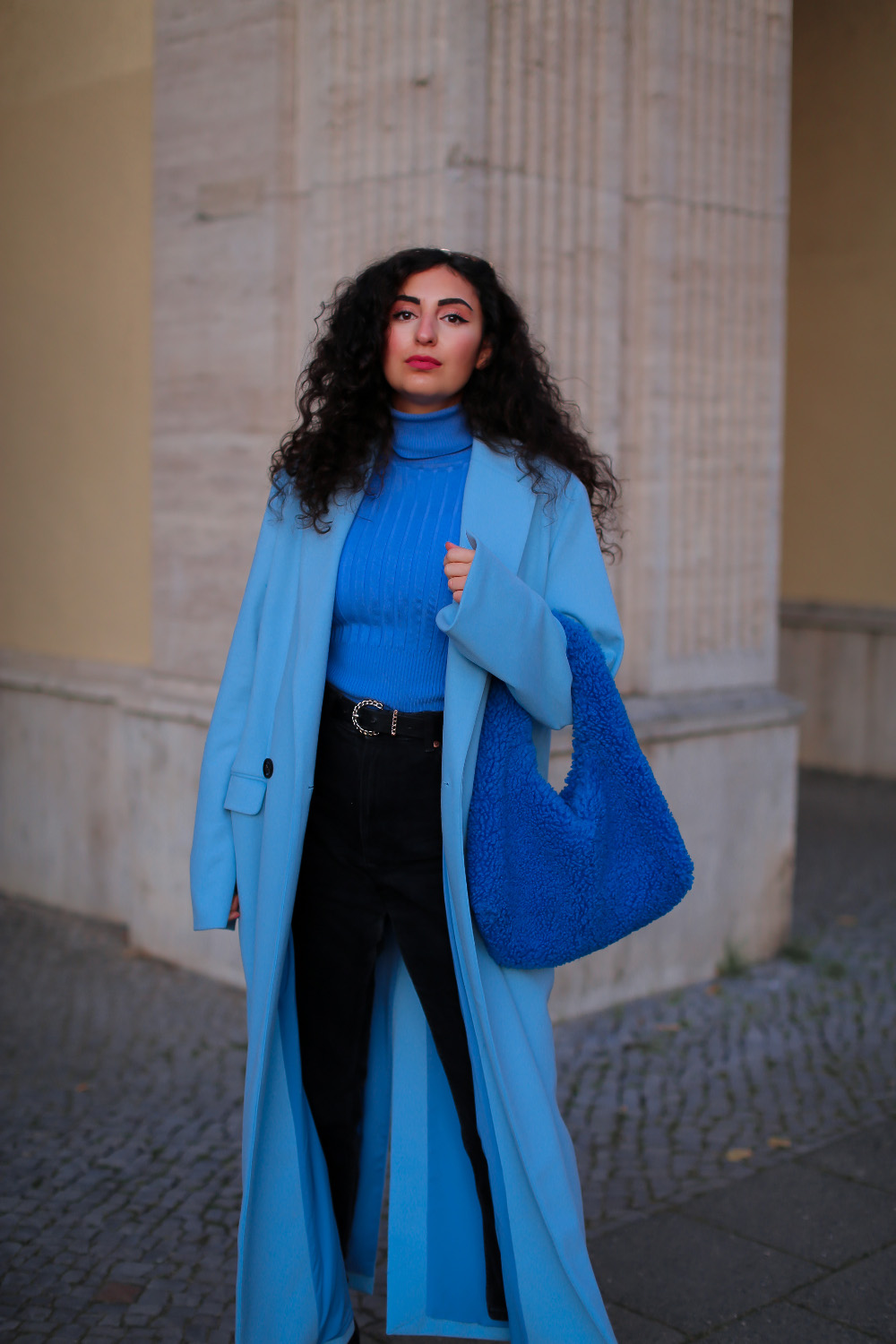 Blue Oversized Coat Samieze Modeblog Berlin Winterlook 2022 winter style 2023 blautöne combining shades of blue teddy bag